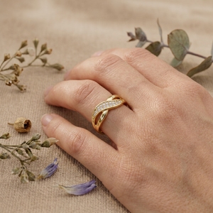 Anillo de Diamantes Moderno con Diseño de Espiral para Mujer, Banda Ondulada Dorada Minimalista, Anillo de Compromiso de Moissanita - Product Image 2