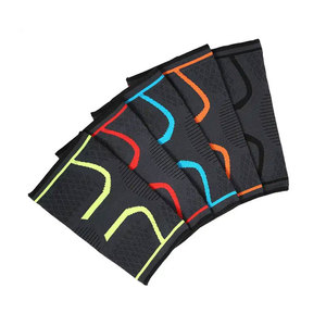 Genouillère Élastique pour Hommes, Soutien Sportif Noir avec Logo Personnalisé Imprimé et Design Rayé Coloré - Product Image 1