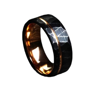 Anillo martillado de roca de acero de carburo de tungsteno, regalo de anillo de acero de Damasco Twist Pattran para su compromiso y su anillo de bodas. - Product Image 1