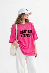 เสื้อยืดผู้หญิงสีชมพูสดใส แบรนด์ ONETEN APPAREL ทรงปกติ ผ้าเจอร์ซีย์ สำหรับฤดูร้อน แขนสั้น คอวี พิมพ์ลายตัวอักษร สไตล์ลำลอง - Product Image 5