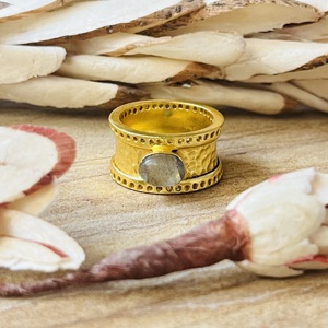 Anillos de Labradorita de Último Diseño, Anillo Tribal de Latón para Mujer, Chapado en Oro de 18k, Anillos Geométricos Martillados para Venta al por Mayor/OEM/ODM - Product Image 1