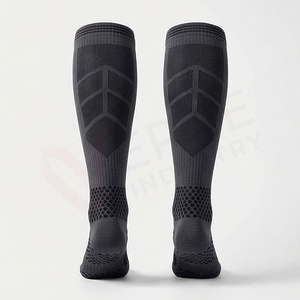 Chaussettes hautes pour hommes, couleur unie, tricotées, respirantes, en spandex et polyester, chaussettes de sport, style régulier d'été - Product Image 2
