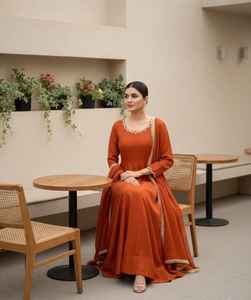 ชุดเดรส Anarkali สไตล์บูติกคุณภาพสูงสำหรับผู้หญิง ออกแบบโดยดีไซเนอร์ชาวอินเดียและปากีสถาน เหมาะสำหรับงานปาร์ตี้ พร้อมงานปักด้วยเครื่องจักร ชุดสัลวาร์ คามีซ - Product Image 3