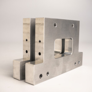 Support en aluminium usiné CNC sur mesure AMT VINA avec découpe rectangulaire et trous de fixation pour applications industrielles - Product Image 3