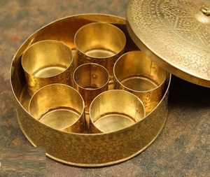 Rendez la cuisine plus facile avec une boîte à épices élégante en laiton à double paroi, écologique, conçue pour un stockage frais et organisé - Product Image 4