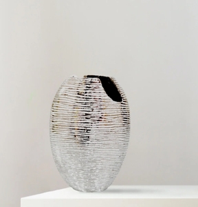 Jarrón Metálico Plateado Texturizado con Diseño Recortado - Contenedor Ovalado Moderno para Decoración Interior Contemporánea y Adorno de Lujo para Estantes - Product Image 3
