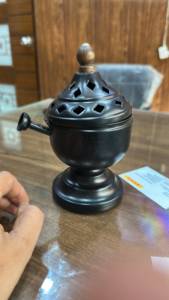 Brûleur d'encens vintage en métal avec longue poignée en bois et plateau ajouré - Product Image 2