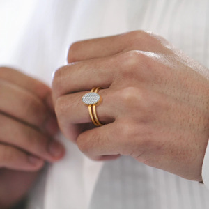 Anillo de oro amarillo con triple banda y racimo de diamantes ovalados - Product Image 2