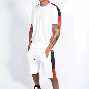 Conjunto de Camiseta y Pantalones Cortos para Hombre con Paneles en Contraste, Blanco, Verde y Rojo a Rayas, Estilo Casual de Verano, Dos Piezas, Mezcla de Algodón - Product Image 1