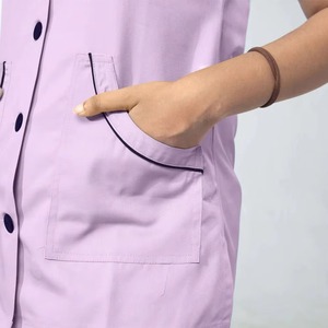 เสื้อสครับสีลาเวนเดอร์สำหรับผู้หญิง แขนสั้น คอวี มีกระเป๋า ชุดยูนิฟอร์มโรงพยาบาล ผ้าทอผสมฝ้ายและโพลีเอสเตอร์ - Product Image 5