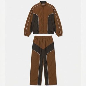 Ensemble de survêtement en nylon marron à blocs de couleur pour homme avec logo personnalisé, veste zippée à col montant et pantalon, style streetwear vintage - Product Image 1