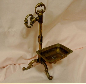 Porte-savon orné finition or avec un support floral texturé et une base décorative en filigrane. Disponible aux prix de gros. - Product Image 6