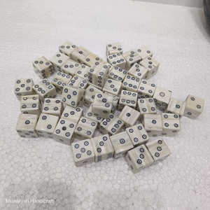Dés de jeu en os de buffle poli sur mesure, faits à la main, naturels, carrés, accessoires de jeu de société vintage - Product Image 3