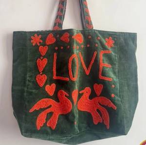 Sac fourre-tout en velours vert fait main sur mesure avec broderie chic et décontractée de lettres LOVE rouges, colombes, cœurs et appliques florales - Product Image 2