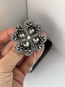 Broche de créateur exclusive brodée et perlée, fabriquée à la main avec des perles de qualité supérieure et une broderie fine, artisanale. - Product Image 4
