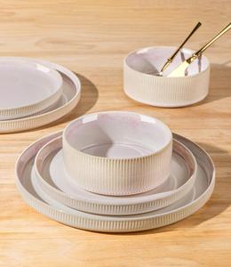 Ensemble d'assiettes à dîner en céramique mouchetée rose pâle, bordure élégante, glaçure lisse, design empilable durable, parfait pour une salle à manger moderne - Product Image 3