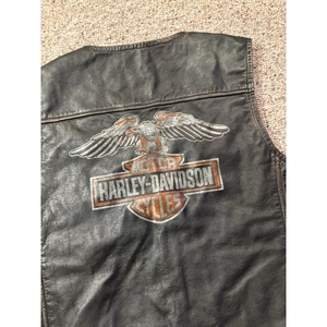 Veste de moto vintage en cuir véritable noir avec patch d'aigle au dos, fermeture éclair sur le devant, plusieurs poches et style motard classique pour homme - Product Image 4