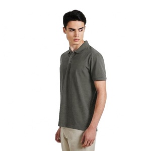 เสื้อโปโลแขนสั้นผู้ชายสำหรับฤดูร้อน ราคาขายส่งแบบกำหนดเอง ผลิตจากเส้นใยสังเคราะห์ใหม่ ลายเรียบ - Product Image 3