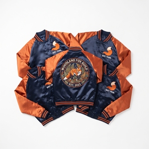 Fournisseur en gros Veste universitaire en satin bleu marine, avec broderie Rust Fox Woodland, boutons-pression, style bomber et baseball - Product Image 1