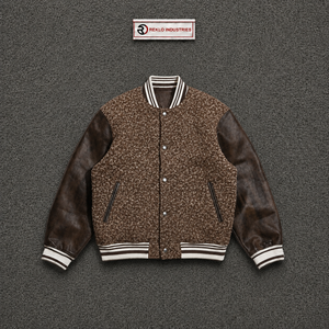 Chaqueta Varsity Premium Marrón para Hombre, Chaqueta Varsity Moderna con Estampado, Mangas de Cuero PU, Cuello Camisero Informal - Product Image 5