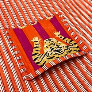 Bolso Tote Acolchado de Algodón Estilo Boho con Estampado de Leopardo Naranja y Asas Largas para el Hombro con Diseño a Rayas - Product Image 3