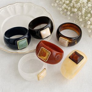 Bracelet manchette large en résine marbrée fait main, avec pierre carrée en métal doré, style moderne et artistique pour femme - Product Image 6