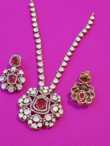 Ensemble collier et boucles d'oreilles plaqué or pour mariage, avec design floral, bijoux faits à la main pour femmes - Product Image 4