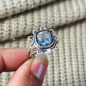 Anillo de latón con topacio azul de Londres y diseño floral, chapado en plata, estilo bohemio, venta al por mayor para mujer - Product Image 6