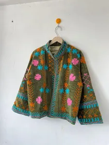 Chaqueta de Terciopelo Verde Oliva Hecha a Mano con Bordado Floral, Estilo Boho, Chaqueta Informal de Invierno con Abertura Frontal - Product Image 2