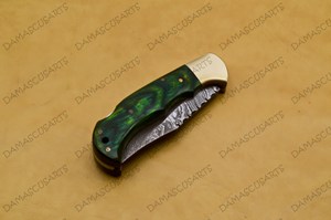 Cuchillo Plegable OEM con Mango de Resina Verde, Hoja de Acero Estampada y Funda de Cuero - Product Image 3