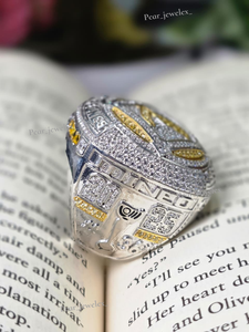 Anillo de cóctel de moissanita con incrustaciones de circonitas, plata 925 con baño de rodio, de lujo para hombre, con engaste pavé y patrón de letras - Product Image 3