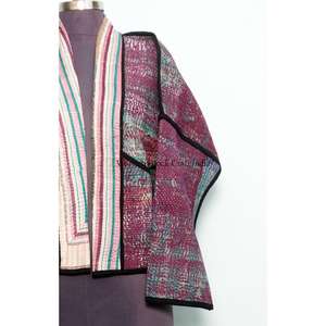 Veste multicolore faite à la main en coton 100% avec imprimé floqué, broderie Kantha, patchwork tricoté, détails boutonnés, veste vintage du Rajasthan - Product Image 2