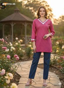 Nouveautés : collection de tops-tuniques en coton de qualité supérieure avec imprimés et détails en dentelle, fournisseur de Surat, achats en ligne en Inde - Product Image 4