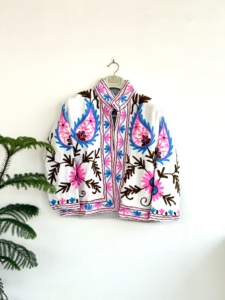 เสื้อแจ็คเก็ตบอมเบอร์ผ้าฝ้ายปักมือรักษ์โลก คอจีน แขนยาว ลายดอกไม้ สไตล์พรารีชิคสำหรับผู้หญิง ฤดูใบไม้ผลิ - Product Image 1