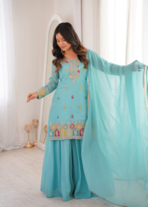 Conjunto de traje de tres piezas para mujer, compuesto por una kurta de seda bordada con textura gruesa y texturizada, un palazzo completamente acampanado y una dupatta de encaje elegante. - Product Image 3