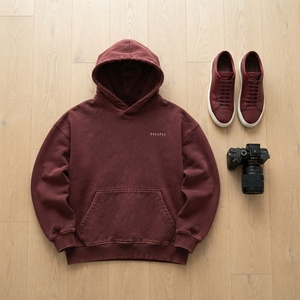 Sweat-shirt à capuche bordeaux personnalisé pour homme, coupe oversize, avec grand texte au dos, tissu texturé, poche kangourou - Product Image 4