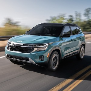 Kia Seltos SUV familial de luxe haut de gamme, design élégant en plastique OEM, options de moteur puissant, système d'infodivertissement avancé, conduite confortable - Product Image 2