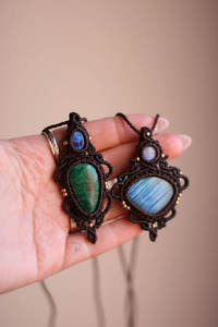 Collier en macramé en cuivre fait main, cordon marron et accents dorés, pendentif papillon bouddhiste de guérison, créations minimalistes Hari Om - Product Image 3