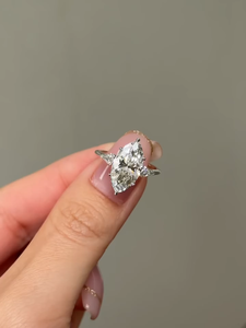 Anillo de compromiso con diamante cultivado en laboratorio de 3 quilates con corte marquesa y piedras laterales con corte cometa, certificado por IGI - Product Image 2