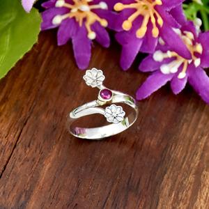 Anillo de plata de ley 925 con incrustaciones de rubí natural en forma floral minimalista, estilo bohemio, joyería fina para mujer. - Product Image 3