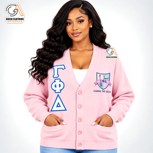 Cárdigan Varsity Extra Largo de Poliéster Casual Gamma Phi Delta de Primera Calidad para Mujer, con Bordado, Cinturón y Personalizable, Antiarrugas - Product Image 1