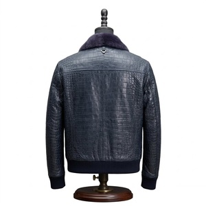 Chaqueta de cuero genuino para hombre, estilo bomber, con cuello de piel de oveja, diseño en relieve, a prueba de viento, estilo motociclista, para invierno. - Product Image 2