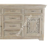 Aparador de Madera Maciza Hecho a Mano de Lujo con Puertas Talladas con Motivos Ornamentales y Acabado Blanco Desgastado