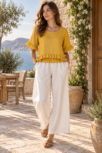Conjunto de Dos Piezas para Mujer, Blusa de Lino y Algodón con Volantes en Amarillo Mostaza y Pantalones Blancos con Logotipo Frontal, Venta al Por Mayor - Product Image 5