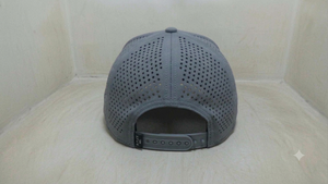 Casquette de golf personnalisée vierge à 5 panneaux, perforée au laser, performance, profil moyen, structurée, visière pré-courbée, vente en gros - Product Image 3
