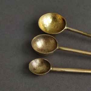 Cuillère à dîner en laiton personnalisée, longue, à motif tropical, avec poignée dorée embossée, pour la maison et les hôtels, par Universal Overseas - Product Image 5