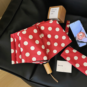 Paraguas de Doble Uso para Sol y Lluvia con Diseño de Lazo, Mango de Madera, Recubrimiento de Pegamento Negro con Puntos Rojos y Blancos, Protección UPF50, Marca OEM - Product Image 3