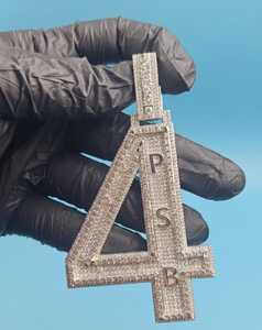 จี้ห้อยคอฮิปฮอปแบบกำหนดเองประดับเพชรโมอิสซาไนต์ VVS พร้อมชื่อและหมายเลข  ตัวเรือนเงินแท้ 925  ผ่านการทดสอบเพชร  จี้ห้อยคอแบบแร็ปเปอร์  ประดับอักษรย่อ - Product Image 5