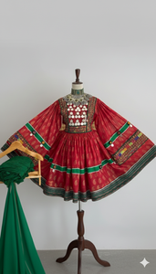 ชุดเดรสชนเผ่าอัฟกันสีแดงเข้มคลาสสิก พร้อมลายพิมพ์ลายดอกไม้สีทอง ประดับแถบสีเขียวตัดกัน และลายพิมพ์หลายแบบ - Product Image 4