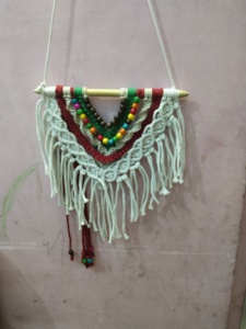Tapiz de macramé bohemio con diseño de triángulos con cuentas para decoración del hogar - Product Image 4
